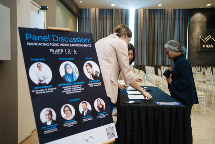 clever-desk-panel-discussion