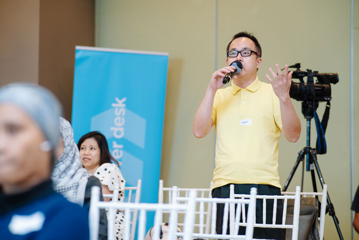 audience-male-speaker-asking-questions