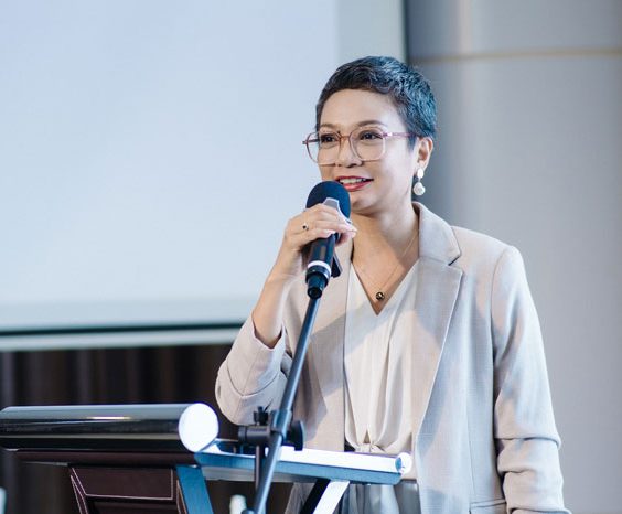 women-delivering-lecture-in-mic